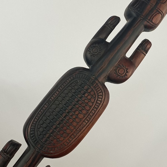 Trobriand wood carving crocodile folk art - Picture 5 of 7